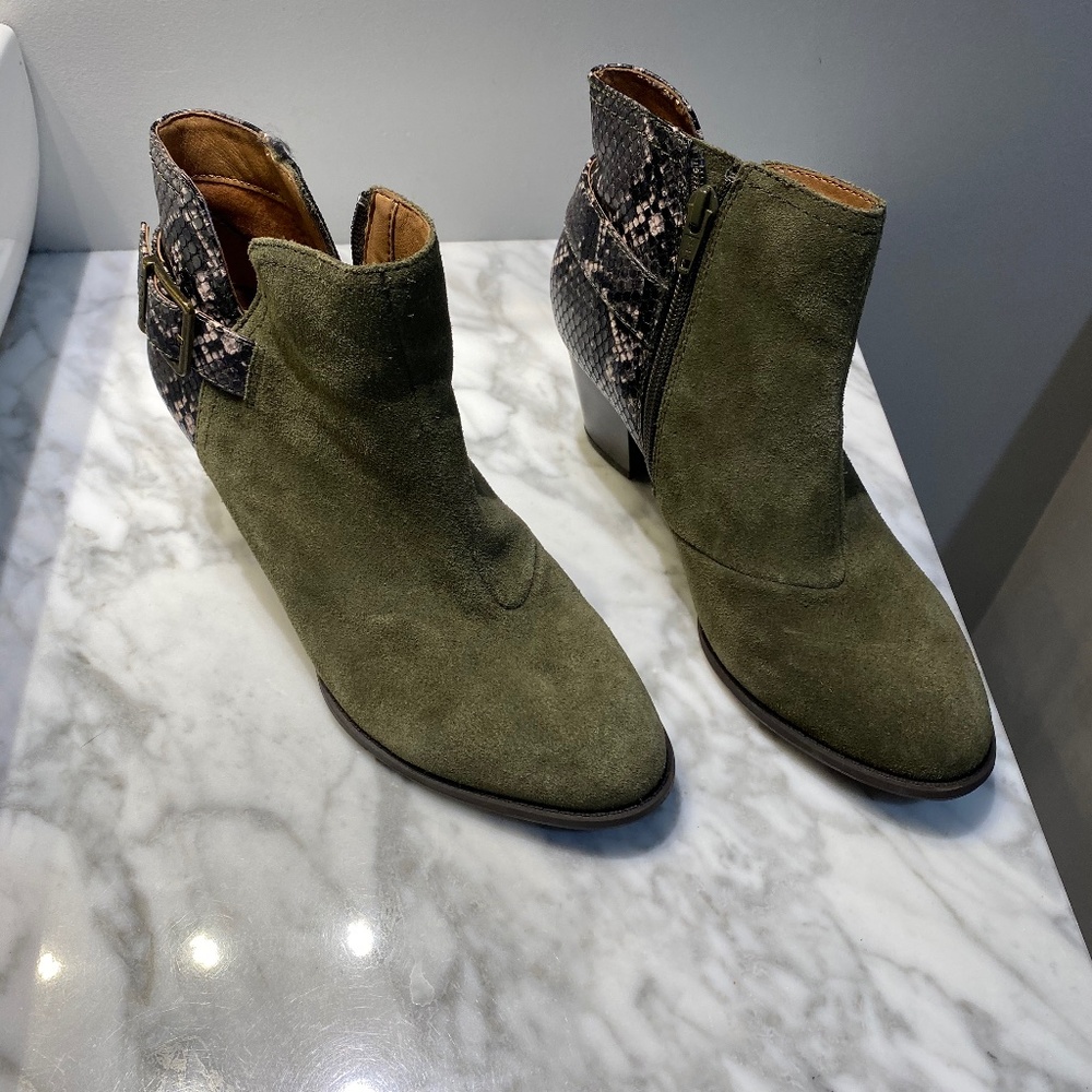 Vionic boots